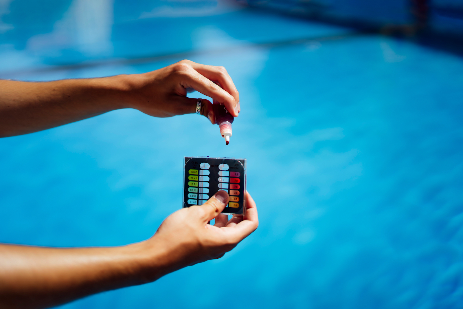 valore del pH dell'acqua della piscina